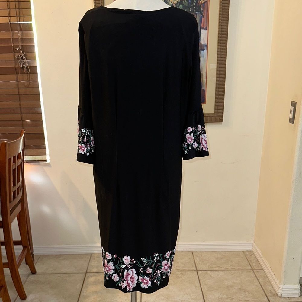 Roz & Ali  Black Floral Shift Dress w/ Ruffled Sleeves  Size 1X - Picture 9 of 12